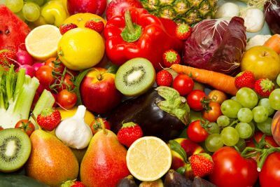 野菜と果物が並んでいる
